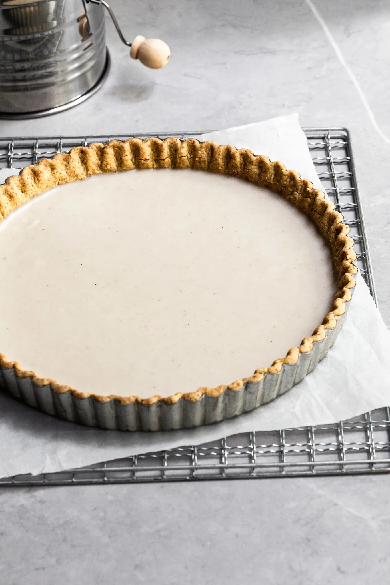 Round tart crust filled with a layer of white chocolate ganache